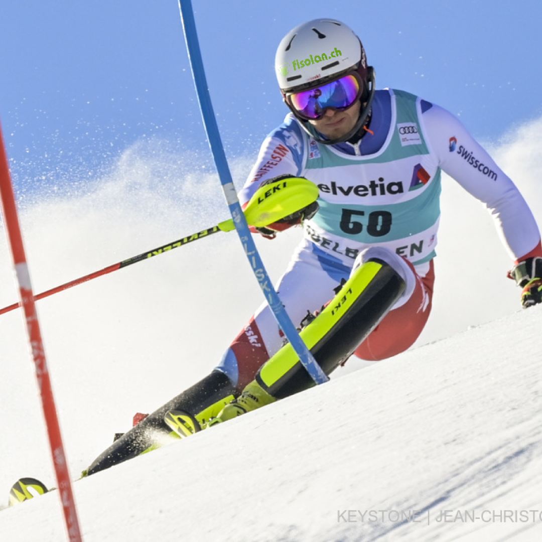 Noel von Grüningen beim Slalom mit einem roten und blauen Stock im Bild