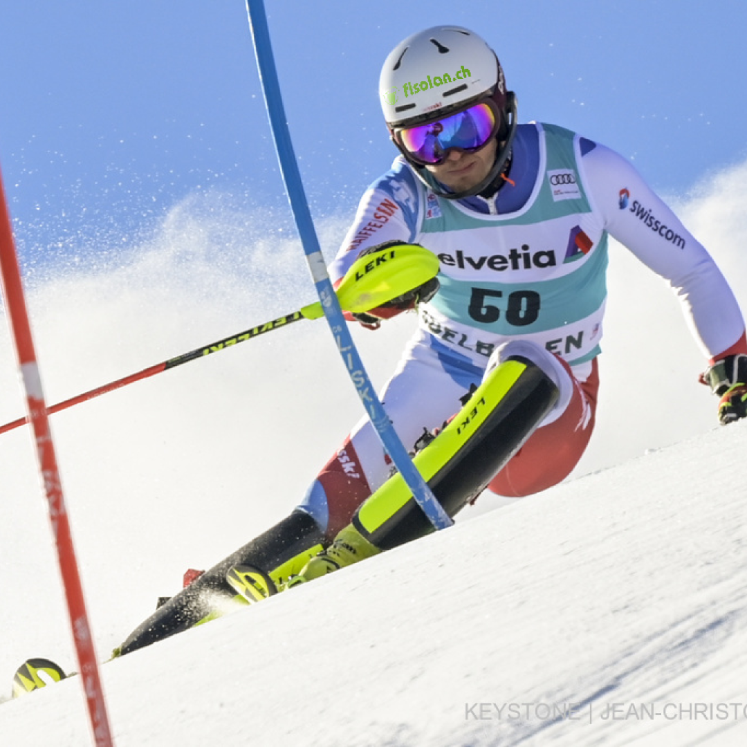 Noel von Grüningen pendant le slalom avec un bâton rouge et bleu sur la photo