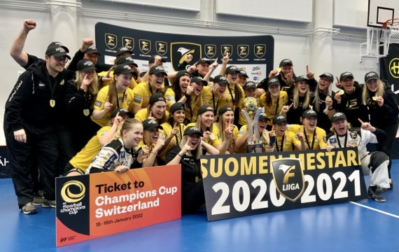 Photo d'équipe avec des personnes en liesse qui ont remporté un championnat.