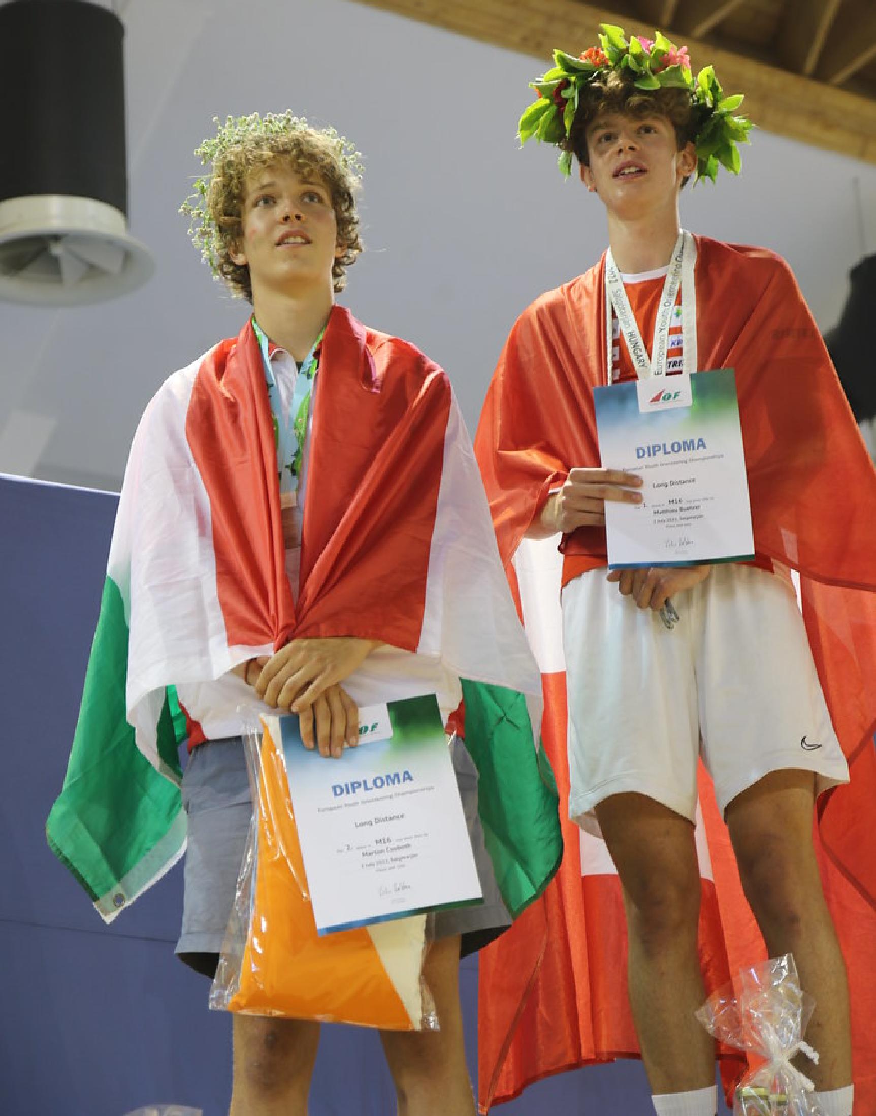 Matthieu Bührer en première place sur le podium des vainqueurs aux côtés du deuxième