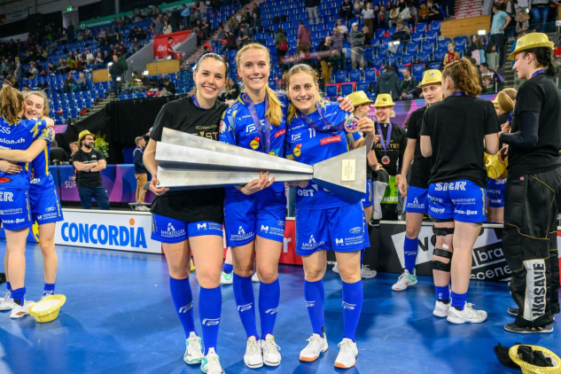 Céline Stettler avec ses coéquipières et la coupe de la superfinale avec les Kloten-Dietlikon Jets