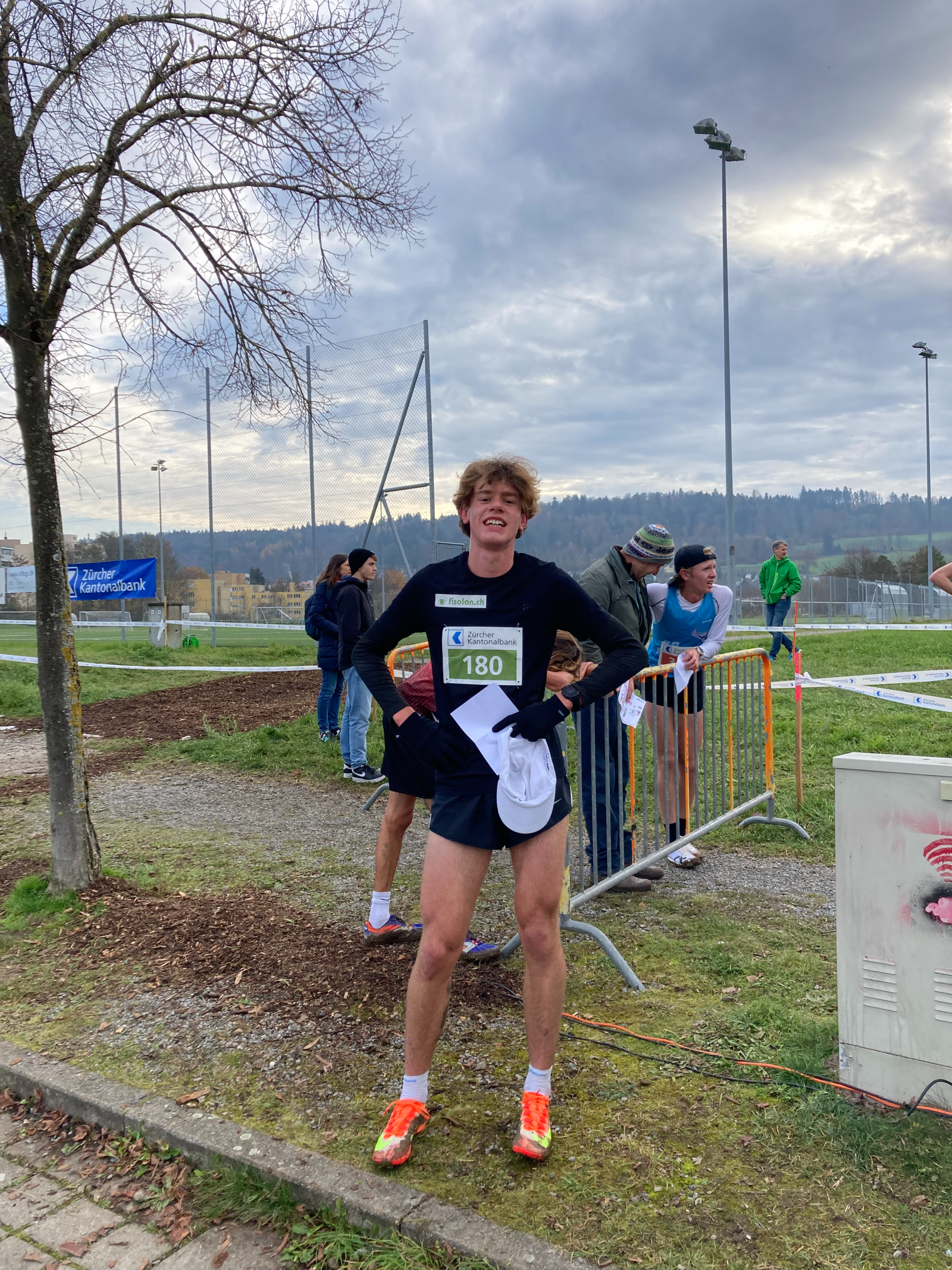 Matthieu Bührer mit Langarmshirt und kurzen Hosen in Schwarz nach einem Lauf auf einer Wiese