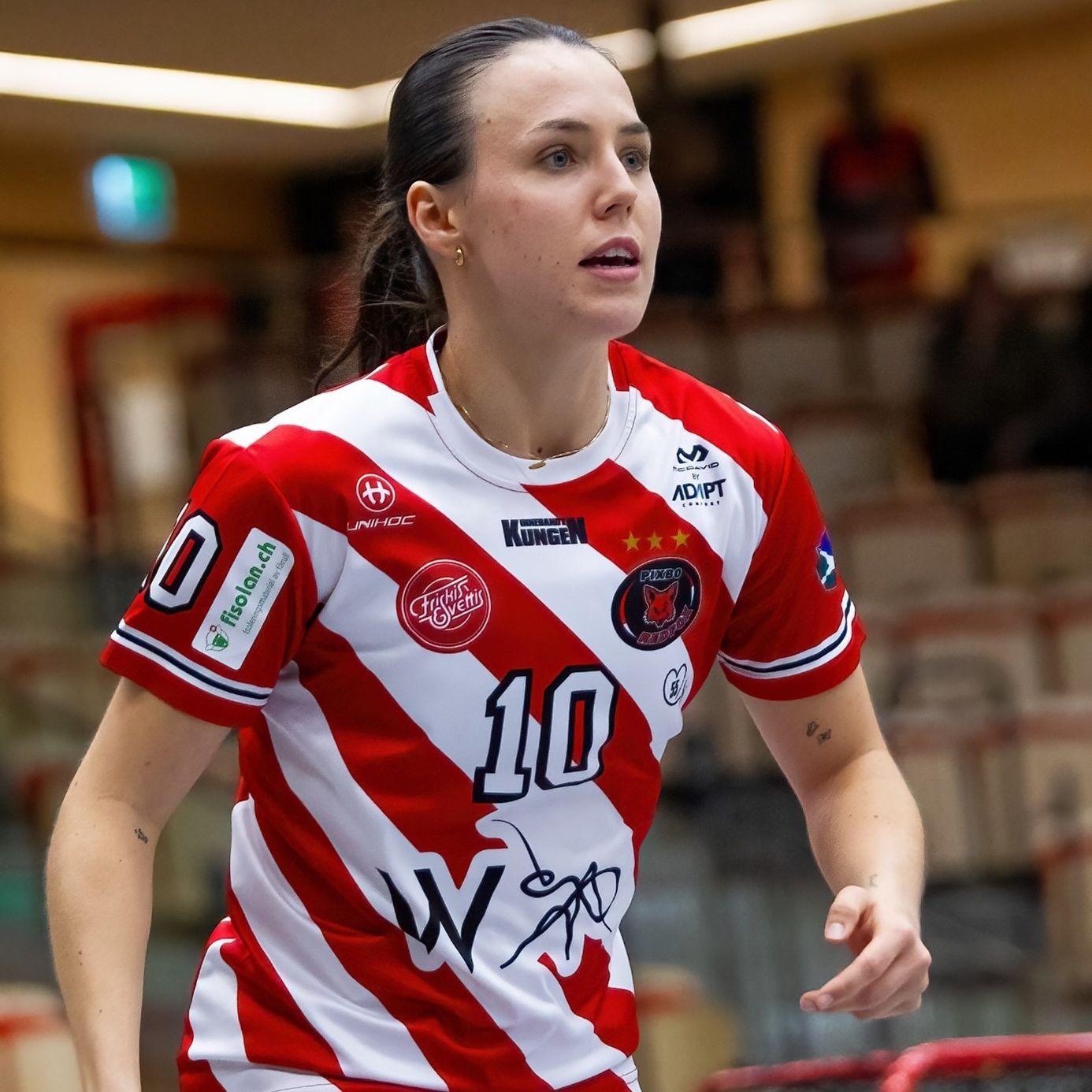 Céline Stettler en maillot rouge lors de la course