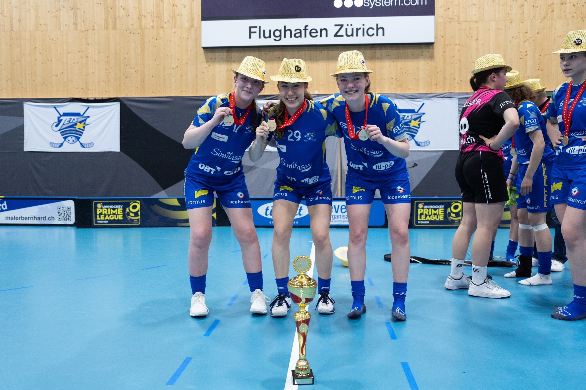 Ella mit dem Pokal Ella mit dem Pokal