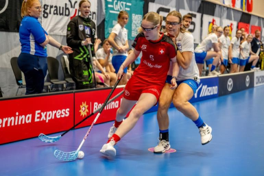 Ella Carniello en duel sur le terrain de unihockey