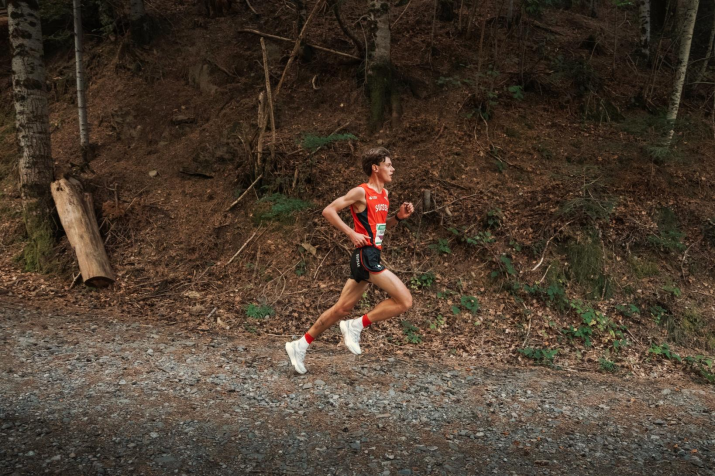 Matthieu Bührer, vu de profil, en train de courir dans la forêt