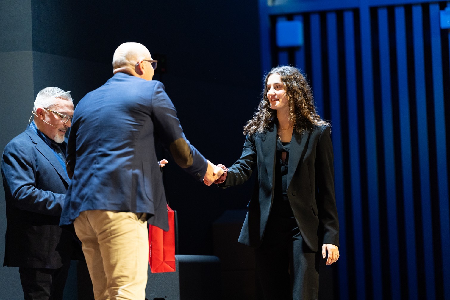 Marcia Wick serre la main d'un homme