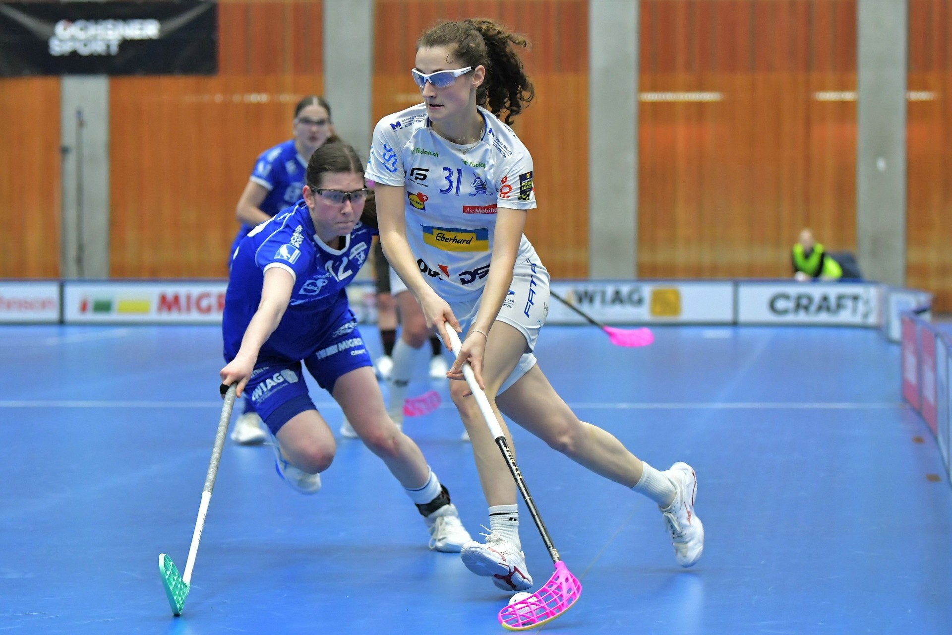 Marcia Wick en duel lors d'un match de unihockey